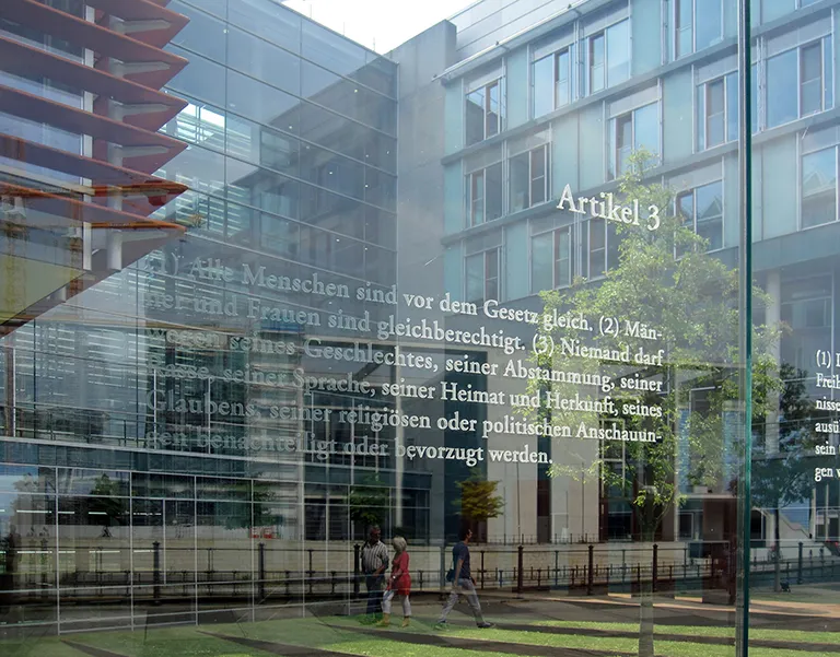 Der Text von Grundgesetz Artikel 3 am Gebäude des Bundestags