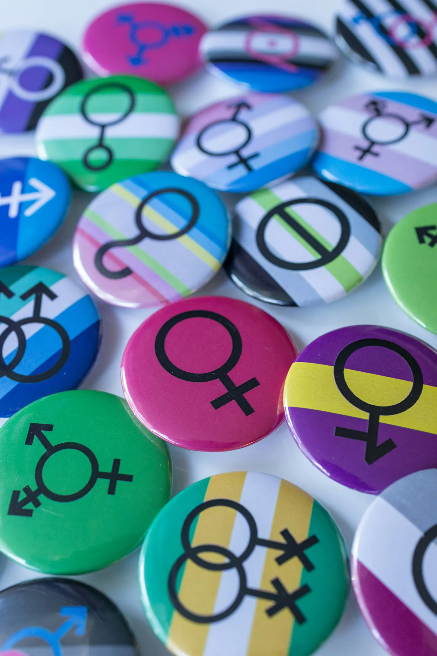 Bunte Buttons mit unterschiedlichen Gendersymbolen