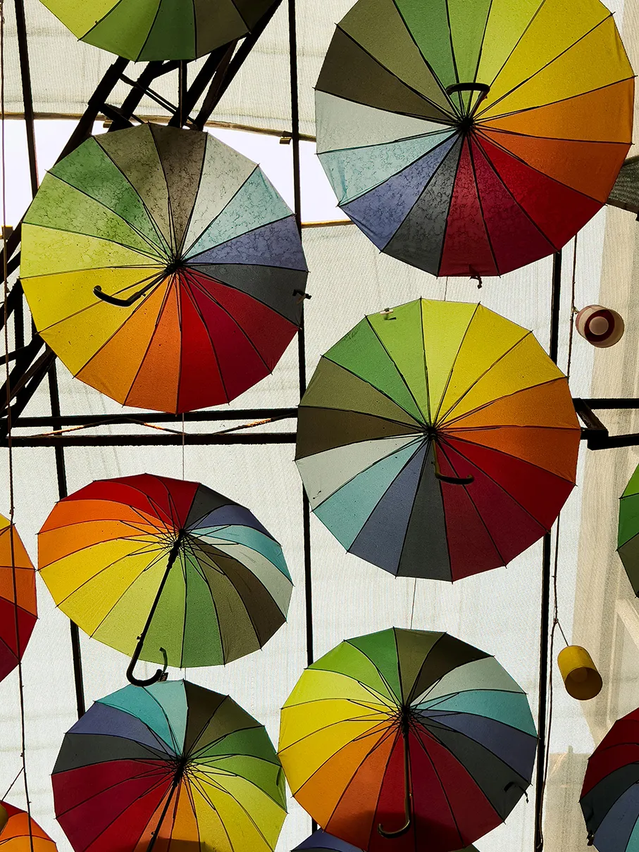 Regenbogen-Regenschirme