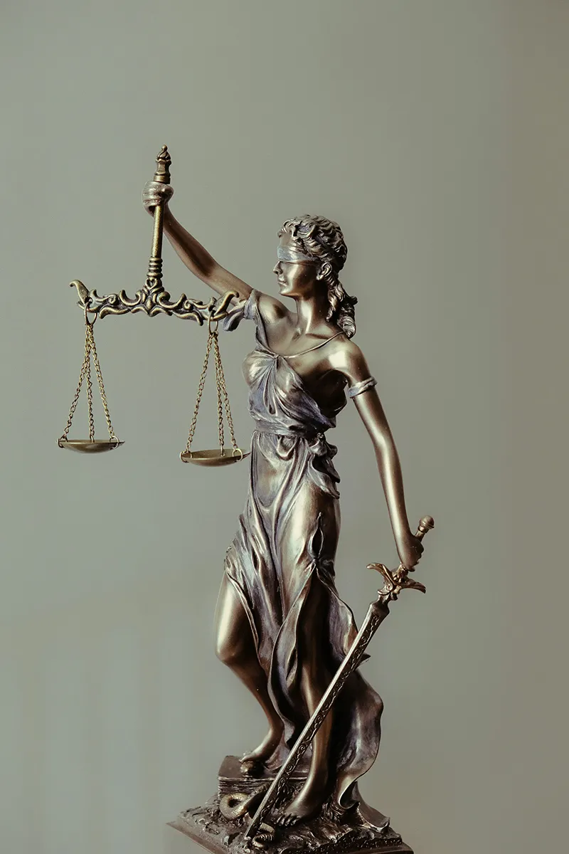 Messingstatue einer Justizia