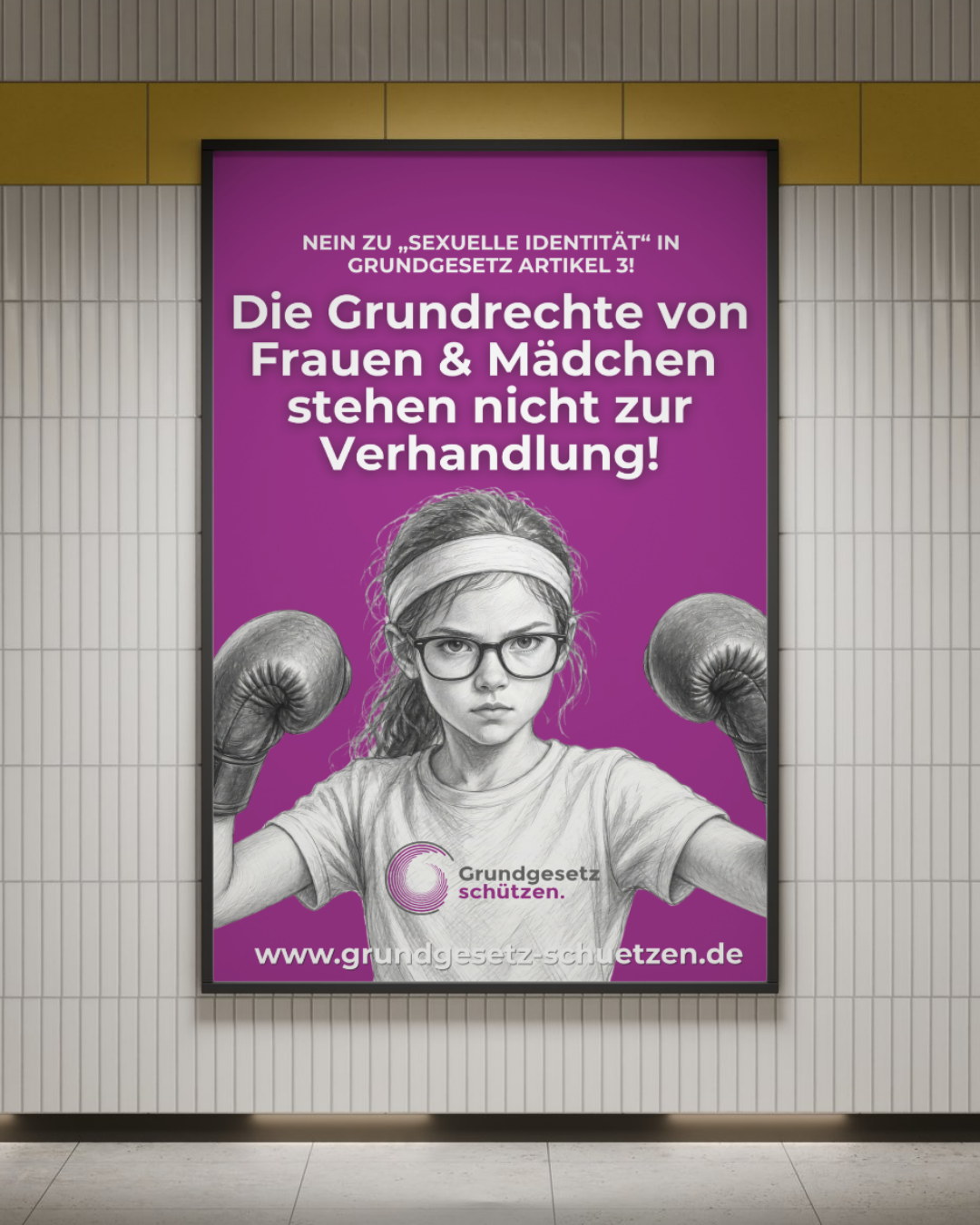 Die Grundrechte von Frauen und Mädchen stehen nicht zur Verhandlung – Plakat in U-Bahn
